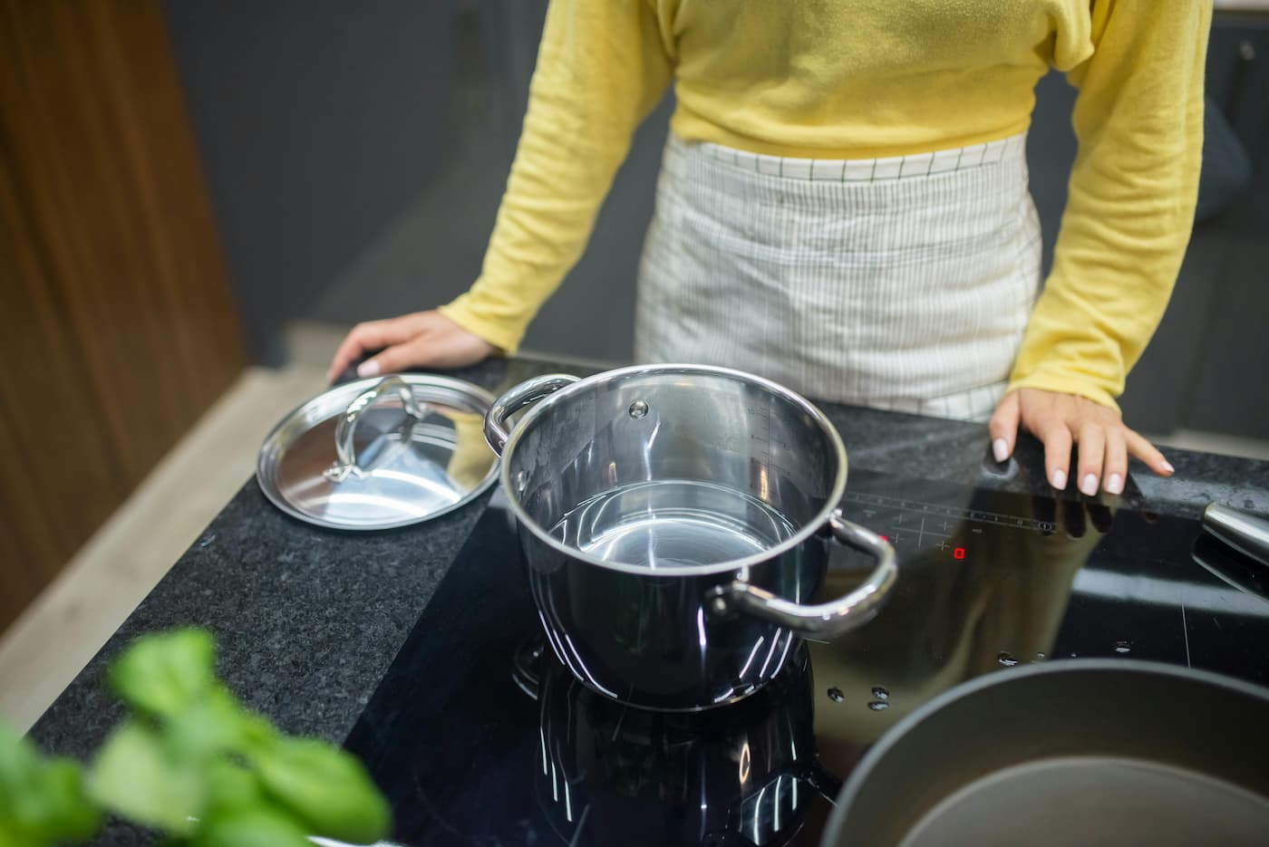 Modernes Induktionskochfeld in einer hellen Küche